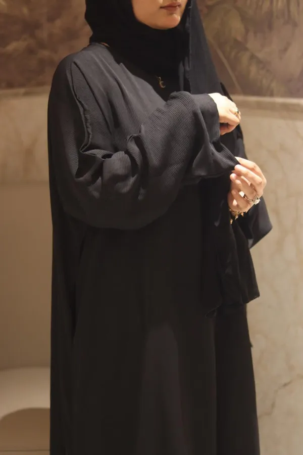 Black_Cy_Fabric_Smart_Abaya_With_Pockets_And_Zip_For_Women