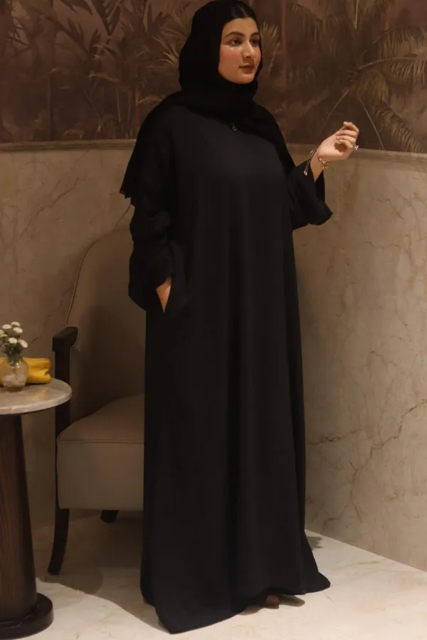 Black_Cy_Fabric_Smart_Abaya_With_Pockets_And_Zip_For_Women