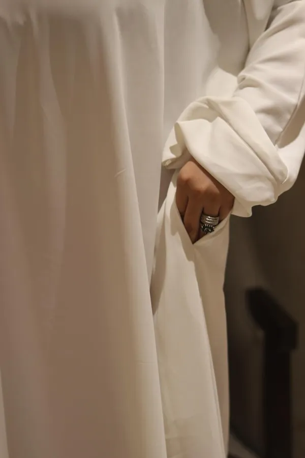White_Cy_Fabric_Smart_Abaya_With_Pockets_Zip_For_Women