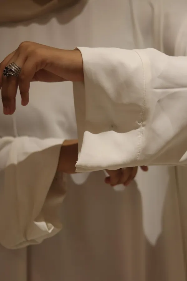 White_Cy_Fabric_Smart_Abaya_With_Pockets_Zip_For_Women