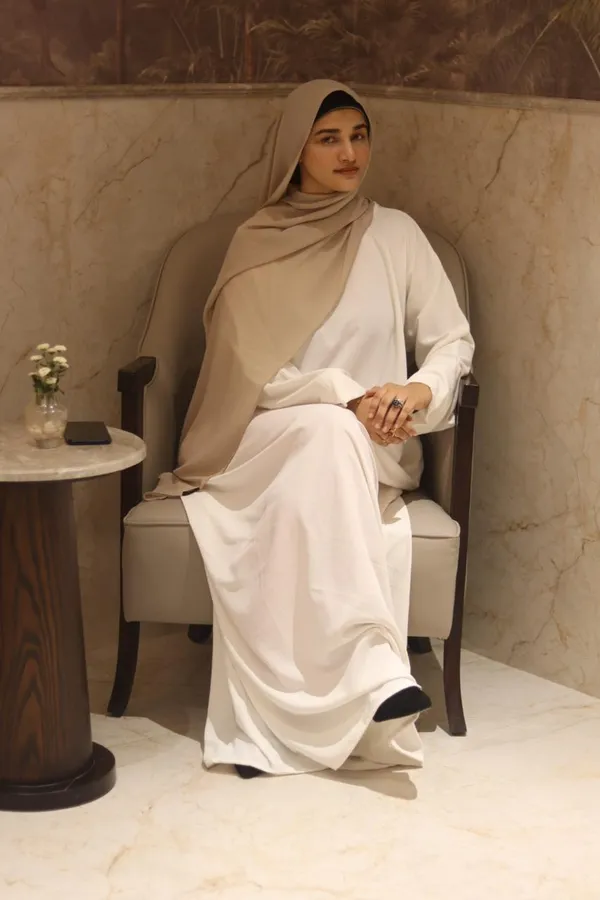 White_Cy_Fabric_Smart_Abaya_With_Pockets_Zip_For_Women