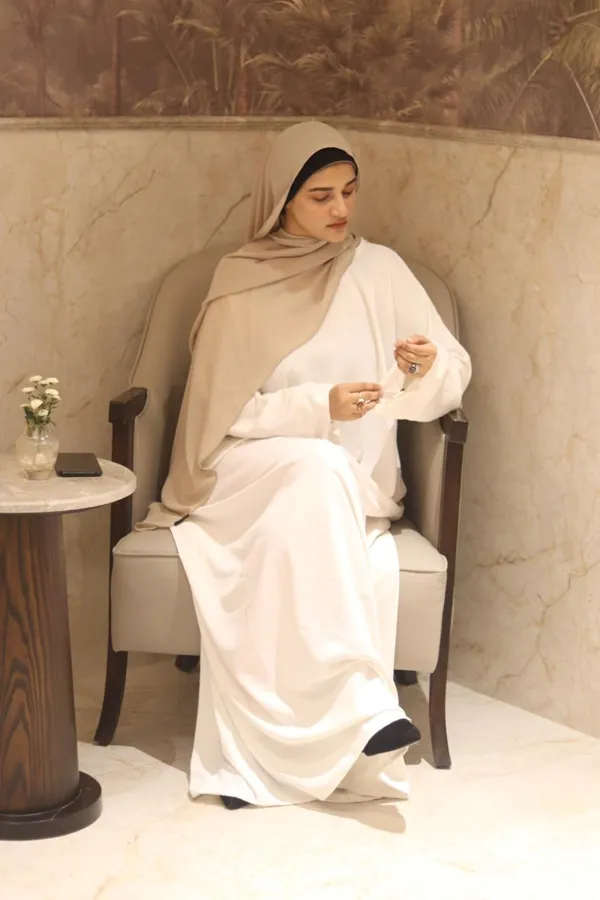 White_Cy_Fabric_Smart_Abaya_With_Pockets_Zip_For_Women