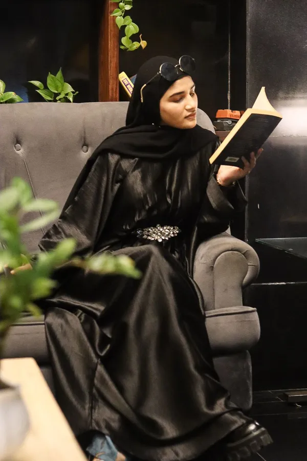 Black_Shimmer_Abaya_With_Hijab_For_Women