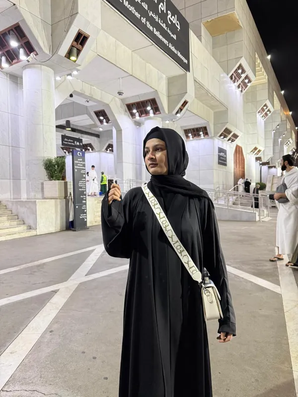 Black_Nida_Fabric_Classic_Full_Length_Emirati_Abaya_For_Women