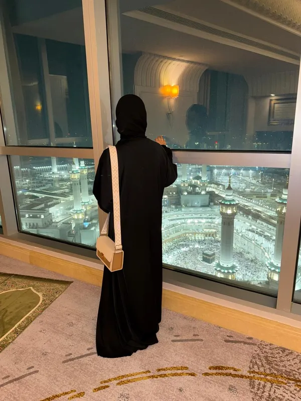 Black_Nida_Fabric_Classic_Full_Length_Emirati_Abaya_For_Women