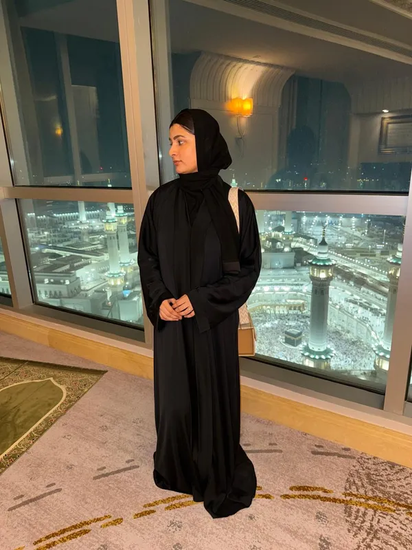 Black_Nida_Fabric_Classic_Full_Length_Emirati_Abaya_For_Women