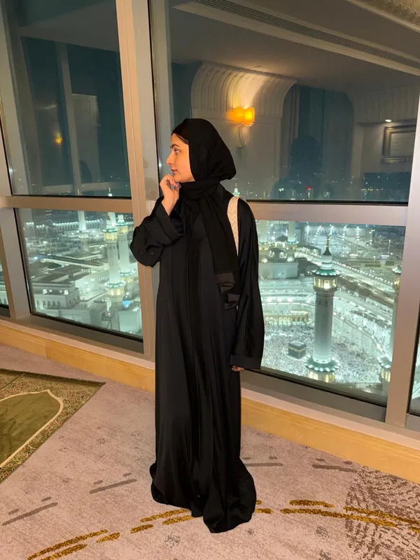Black_Nida_Fabric_Classic_Full_Length_Emirati_Abaya_For_Women