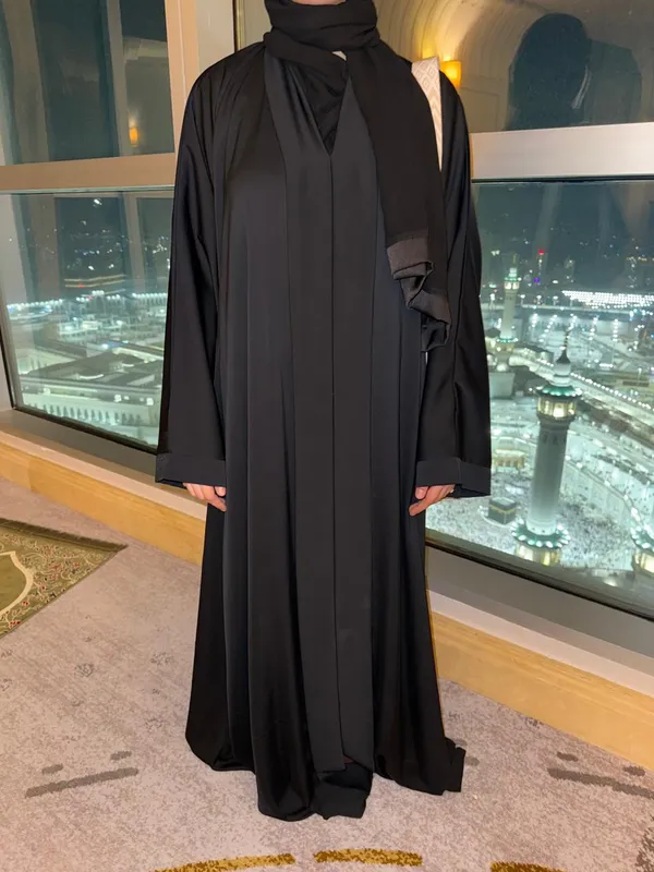 Black_Nida_Fabric_Classic_Full_Length_Emirati_Abaya_For_Women