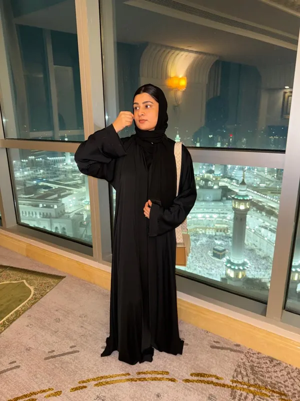 Black_Nida_Fabric_Classic_Full_Length_Emirati_Abaya_For_Women