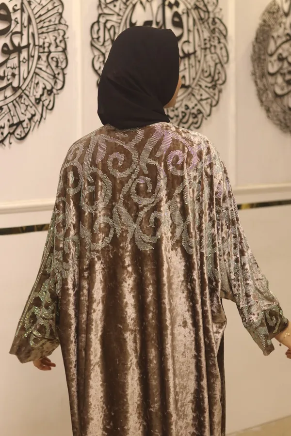 Mauve_Velvet_Dubai_Style_Abaya_With_Hijab_For_Women