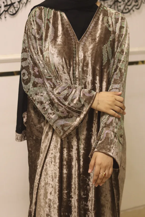 Mauve_Velvet_Dubai_Style_Abaya_With_Hijab_For_Women