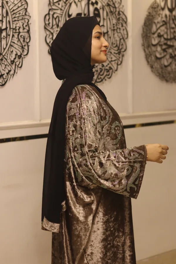 Mauve_Velvet_Dubai_Style_Abaya_With_Hijab_For_Women