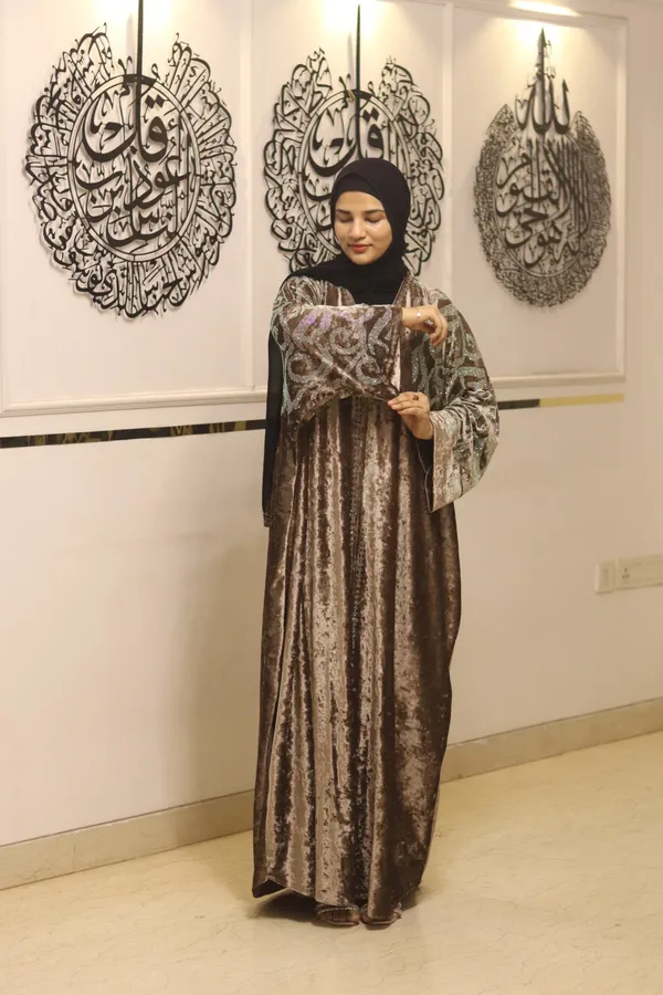 Mauve_Velvet_Dubai_Style_Abaya_With_Hijab_For_Women