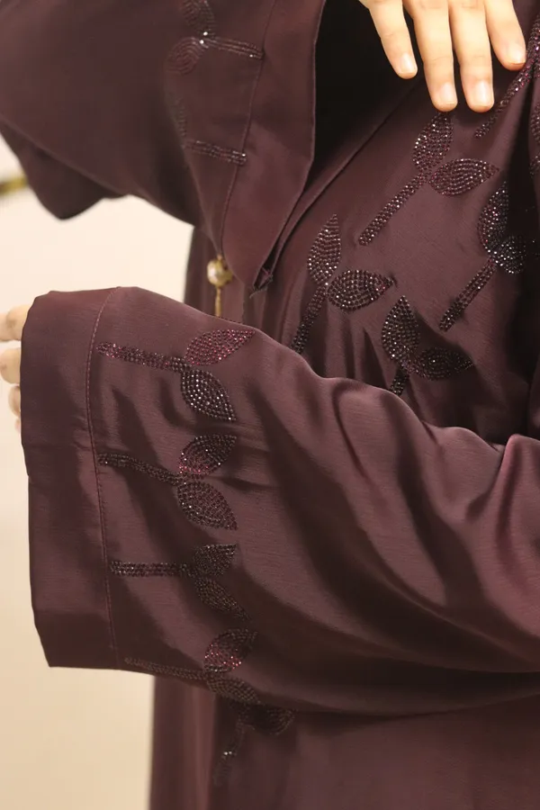 Maroon_Dubai_Style_Abaya_With_Inner_Slit_And_Hijab_For_Women