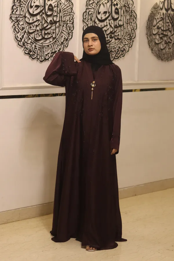 Maroon_Dubai_Style_Abaya_With_Inner_Slit_And_Hijab_For_Women