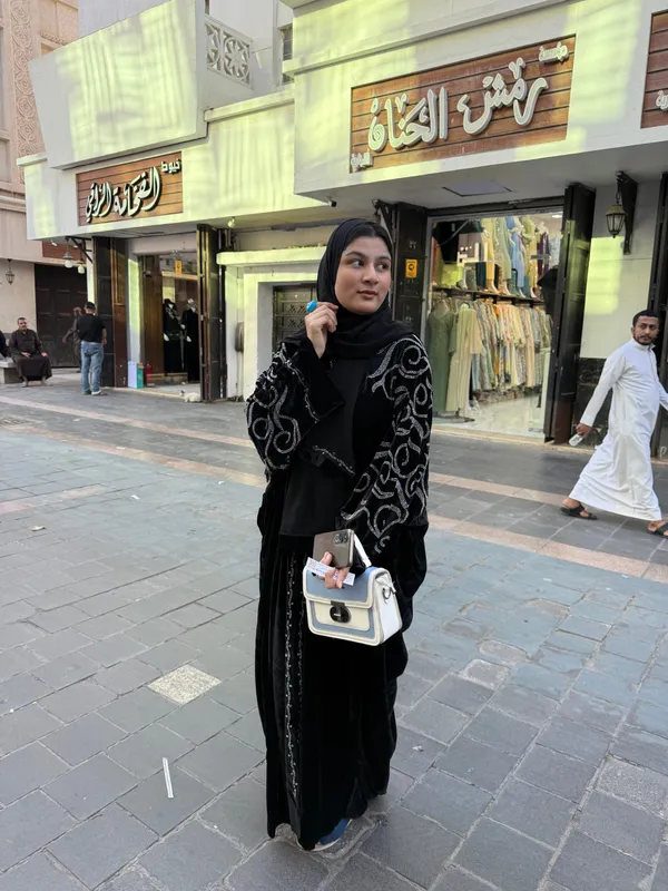 Black_Velvet_Dubai-Style_Abaya_With_Hijab_For_Women