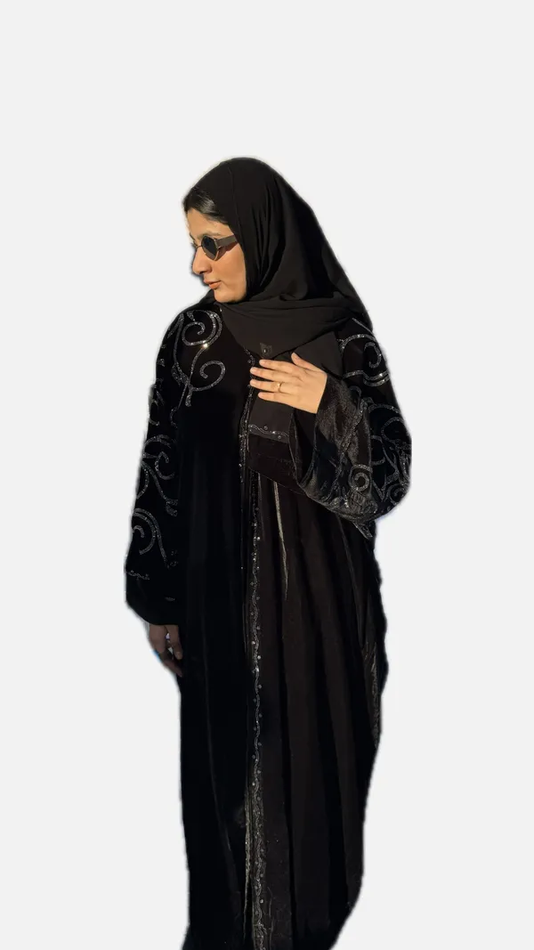 Black_Velvet_Dubai-Style_Abaya_With_Hijab_For_Women