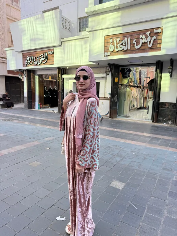Pink_Velvet_Dubai_Style_Abaya_With_Hijab_For_Women