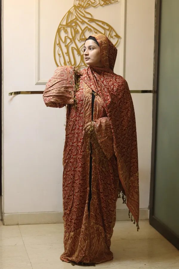 Burgundy_Pashmina_Pattern_Front_Open_Abaya_With_Hijab_For_Women