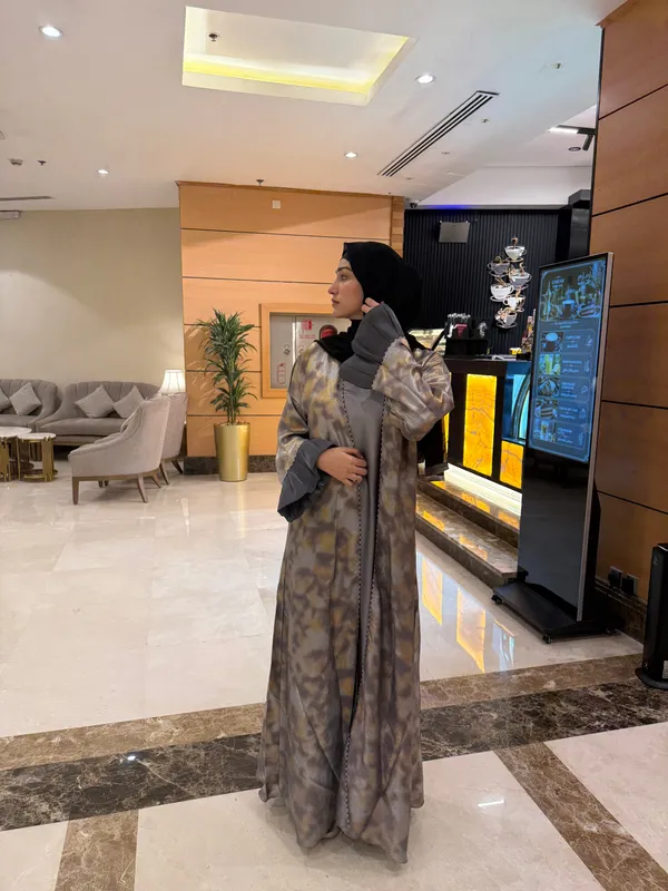 Multicolor_Shimmer_Mosaic_Print_Shrug_Abaya_Set_For_Women