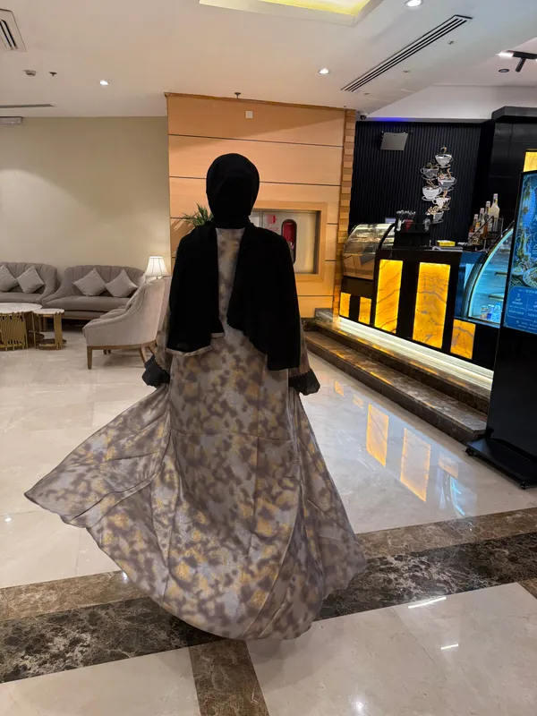 Multicolor_Shimmer_Mosaic_Print_Shrug_Abaya_Set_For_Women
