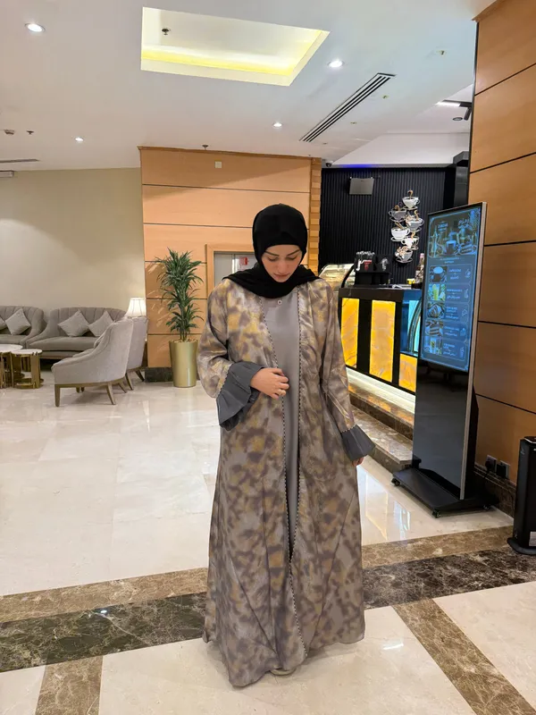 Multicolor_Shimmer_Mosaic_Print_Shrug_Abaya_Set_For_Women