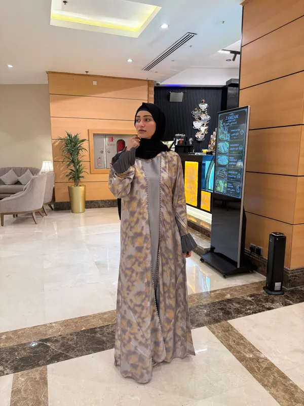 Multicolor_Shimmer_Mosaic_Print_Shrug_Abaya_Set_For_Women