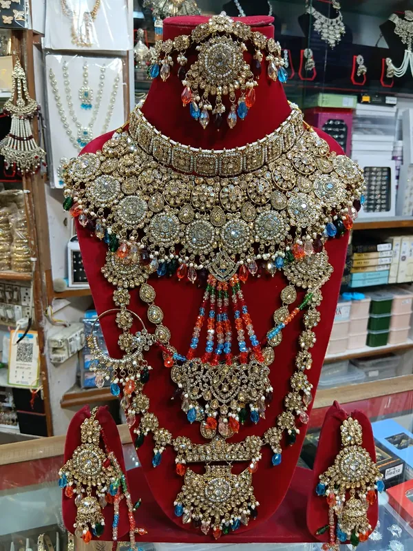 Gold_Tone_Copper_Brass_Pearl_Bridal_Jewellery_Set_For_Women