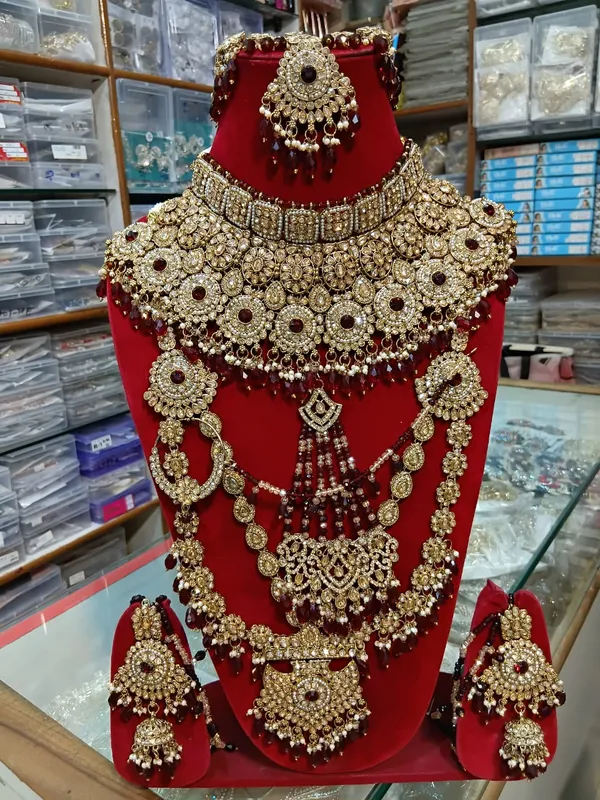 Gold_Tone_Copper_Brass_Pearl_Stone_Studded_Bridal_Jewellery_Set_For_Women