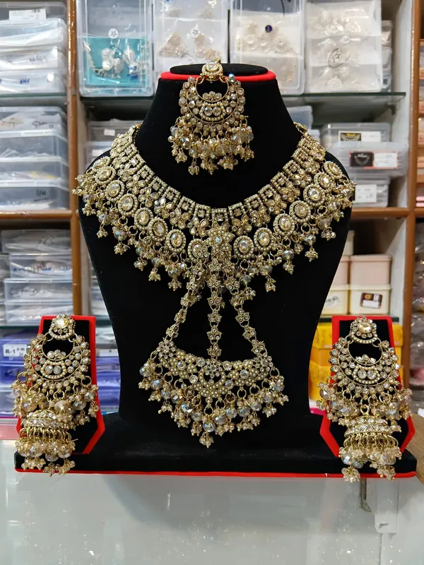 Gold_Tone_Copper_Brass_Pearl_Stone_Studded_Bridal_Jewellery_Set_For_Women