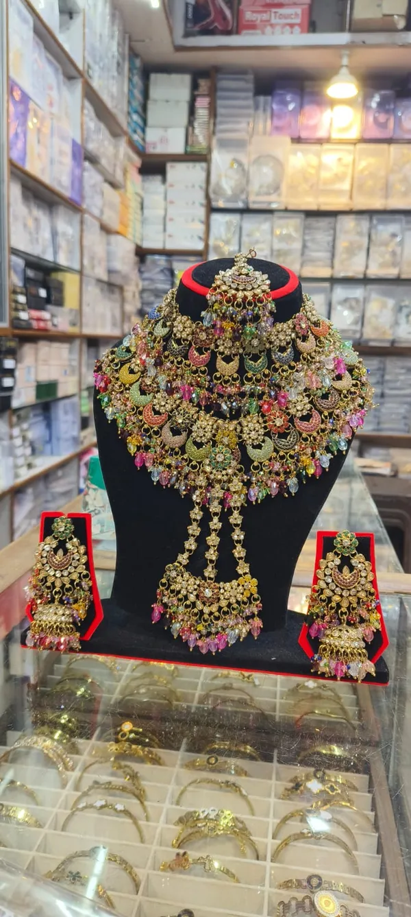 Gold_Tone_Multicolor_Copper_Brass_Pearl_Bridal_Jewellery_Set_For_Women