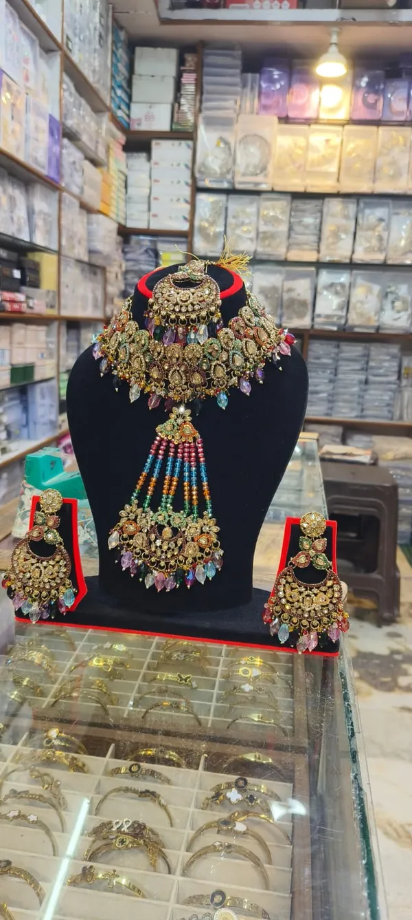 Multicolor_Copper_Brass_Pearl_Traditional_Bridal_Jewellery_Set_For_Women