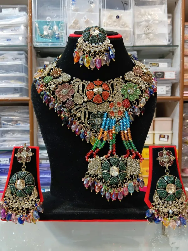 Multicolor_Copper_Brass_Pearl_Stone_Studded_Bridal_Necklace_Set_For_Women