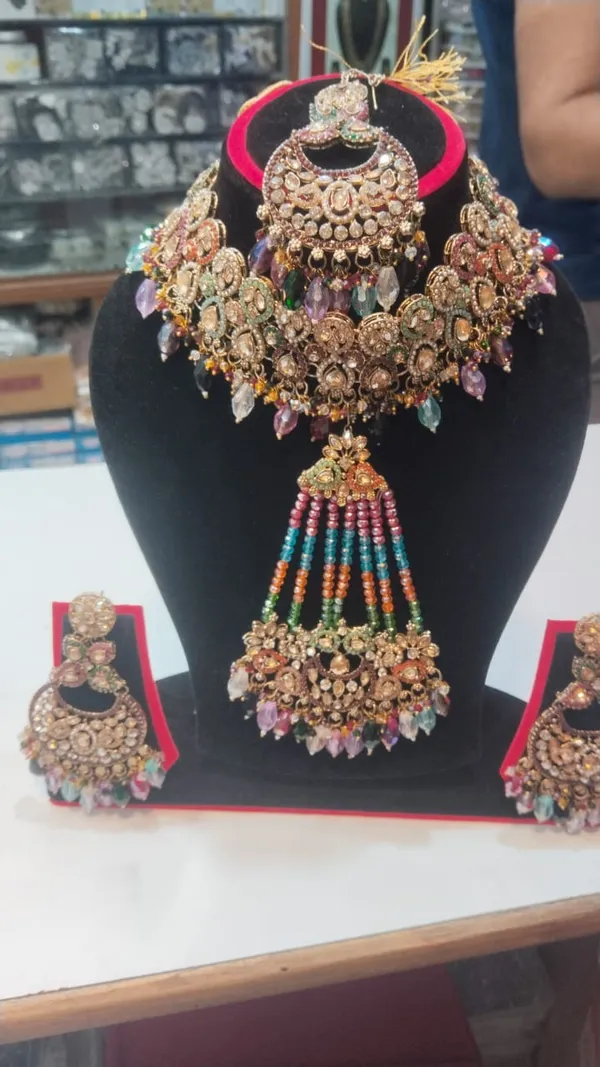 Gold_Tone_Copper_Brass_Pearl_Kundan_Bridal_Jewellery_Set_For_Women