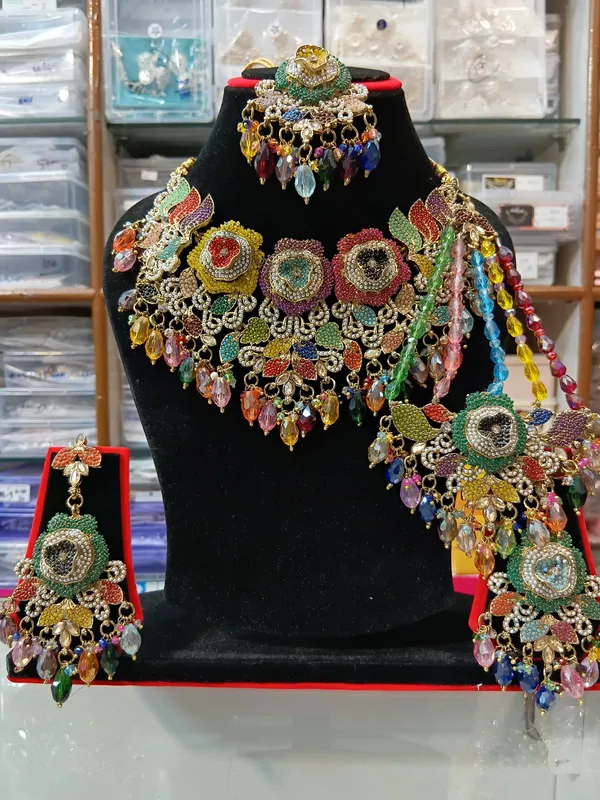 Multicolor_Copper_Brass_Pearl_Embellished_Bridal_Jewellery_Set_For_Women