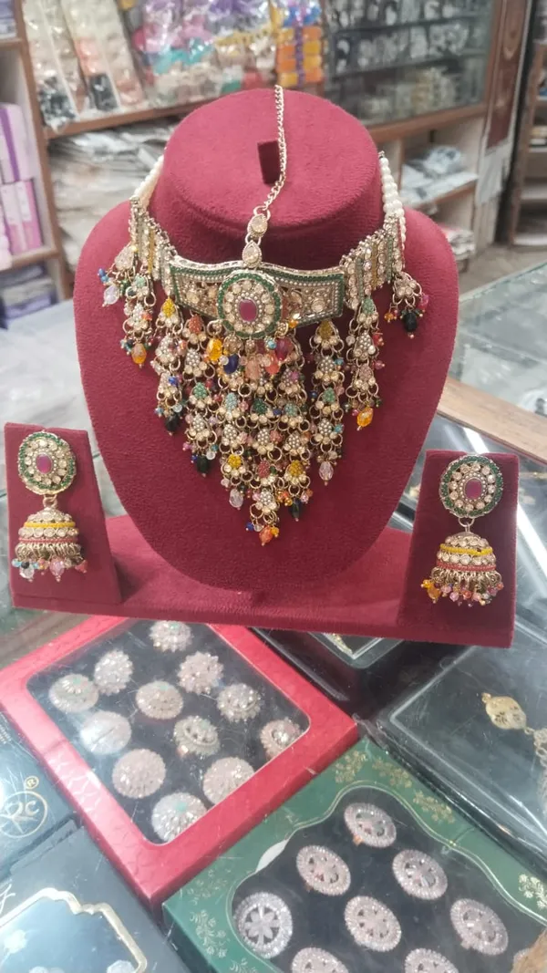 Multicolor_Copper_Brass_Pearl_Stone_Studded_Bridal_Choker_Set_For_Women