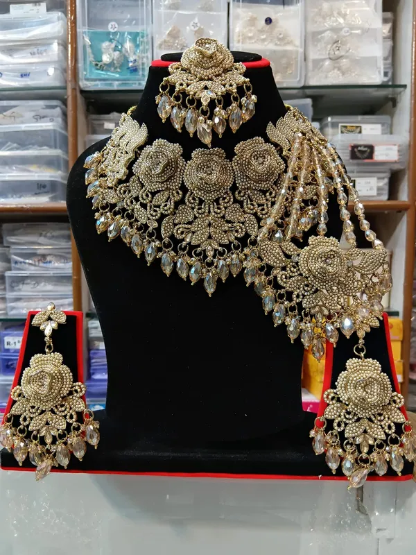 Gold_Tone_Copper_Brass_Pearl_Kundan_Style_Bridal_Jewellery_Set_For_Women