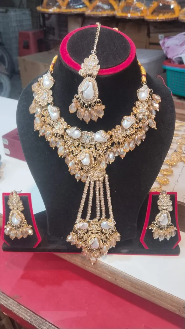 Gold_Tone_Copper_Brass_Pearl_Stone_Bridal_Jewellery_Set_For_Women