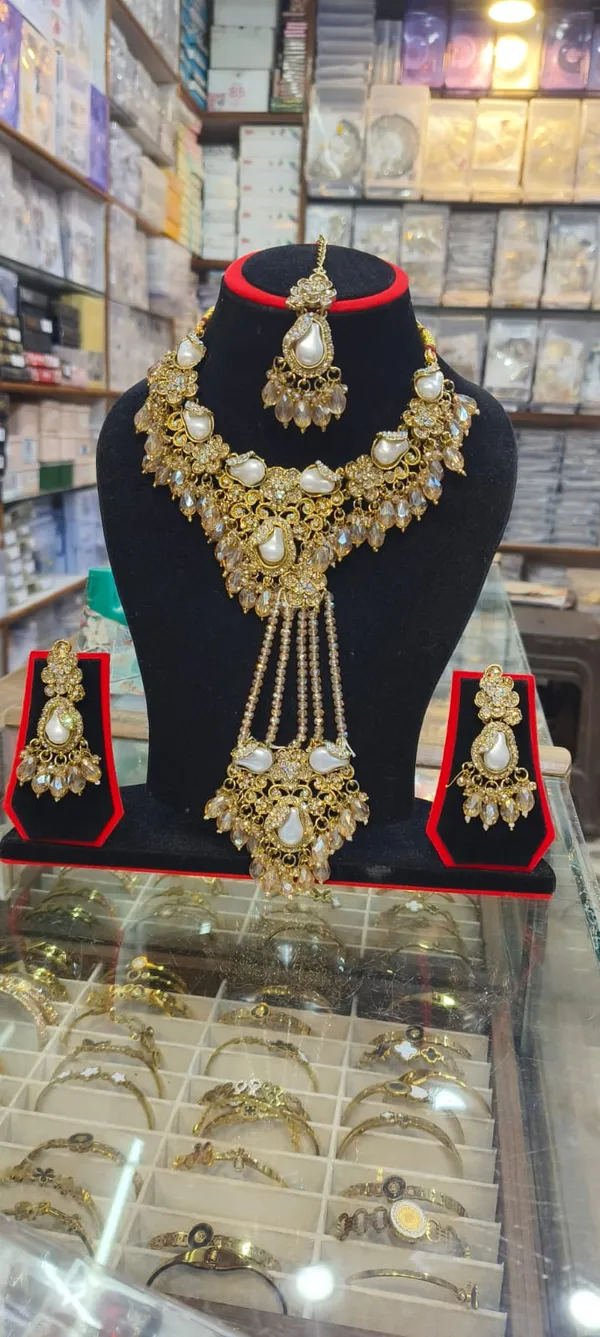 Gold_Tone_Copper_Brass_Pearl_Stone_Bridal_Jewellery_Set_For_Women