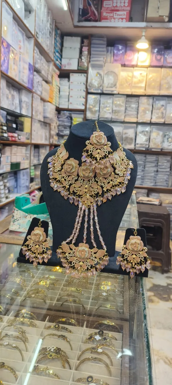 Gold_Tone_Copper_Brass_Pearl_Floral_Bridal_Jewellery_Set_For_Women