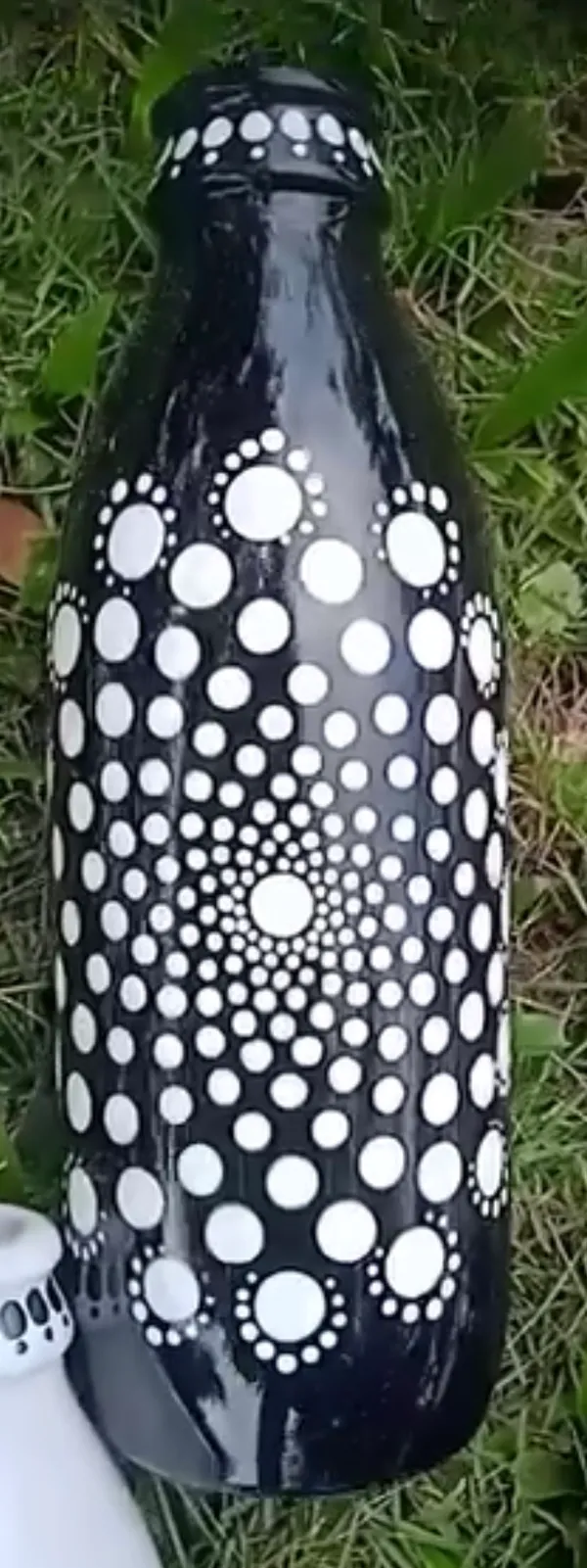 Glass_Contemporary_Monochrome_Dot_Decorative_Bottle