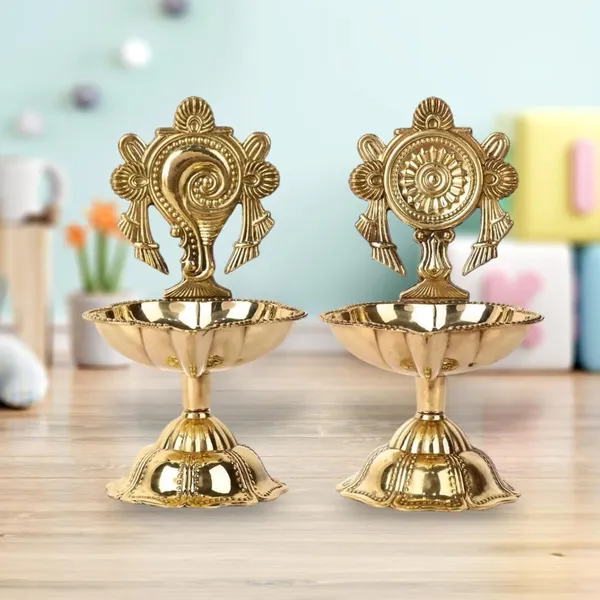 Brass_Traditional_Shankh_Chakra_South_Indian_Deepak_Oil_Lamp