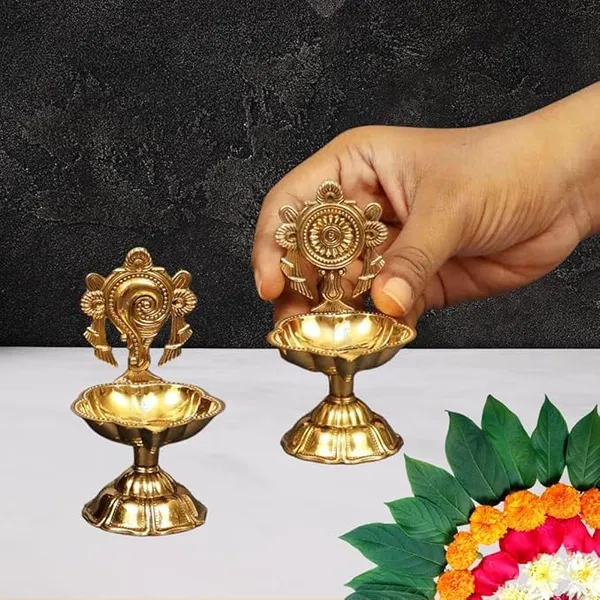 Brass_Traditional_Shankh_Chakra_South_Indian_Deepak_Oil_Lamp