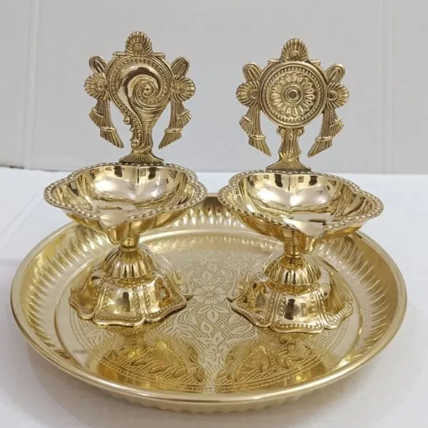 Brass_Traditional_Shankh_Chakra_South_Indian_Deepak_Oil_Lamp
