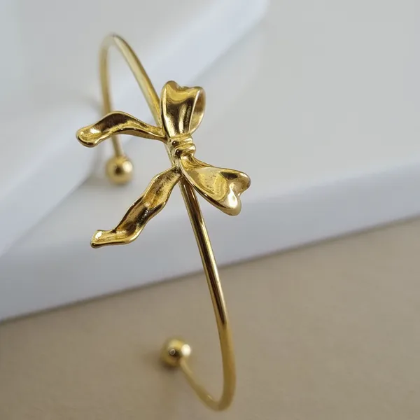 Aura_Organic_Wave_Bangle