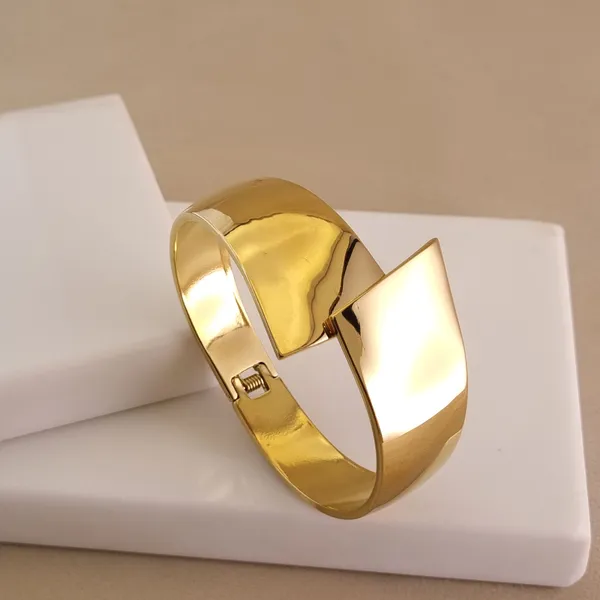 Folded_Contour_Cuff