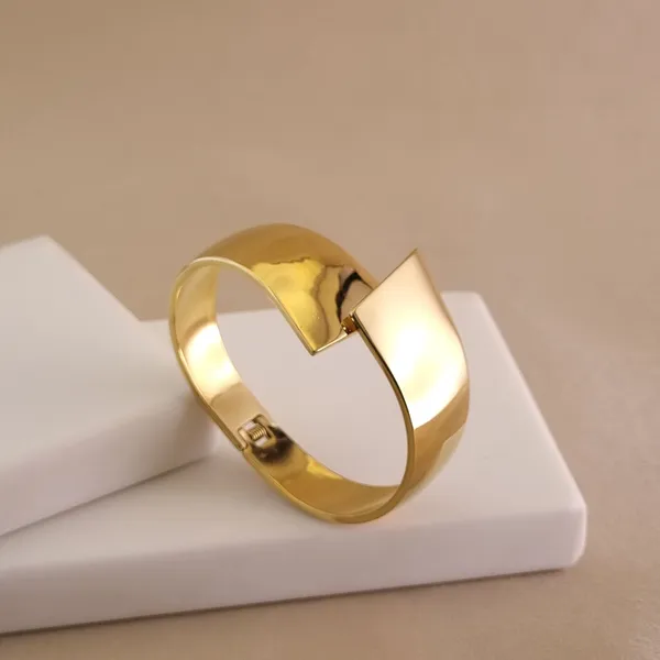Folded_Contour_Cuff