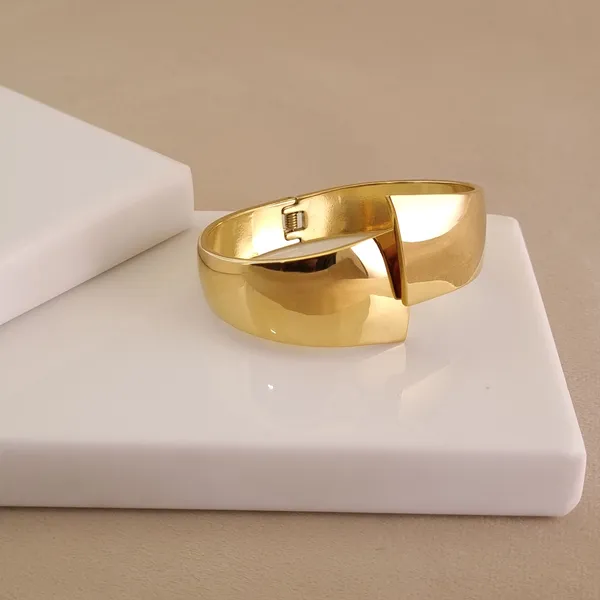 Folded_Contour_Cuff