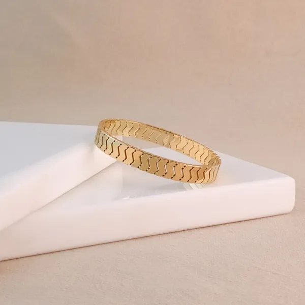Gold_Stainless_Steel_Ripple_Bangle_For_Women