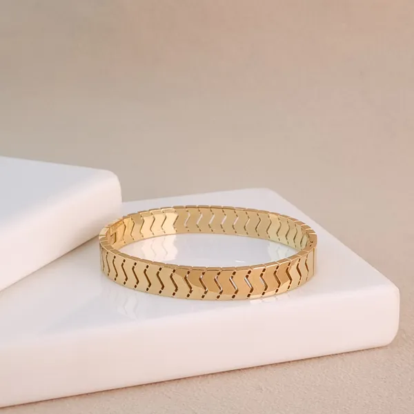 Gold_Stainless_Steel_Ripple_Bangle_For_Women